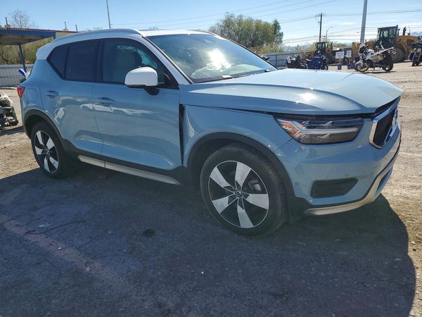 2019 VOLVO XC40 Momentum