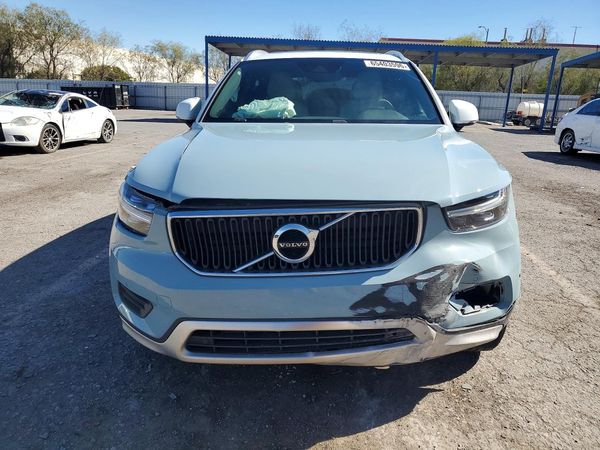 2019 VOLVO XC40 Momentum