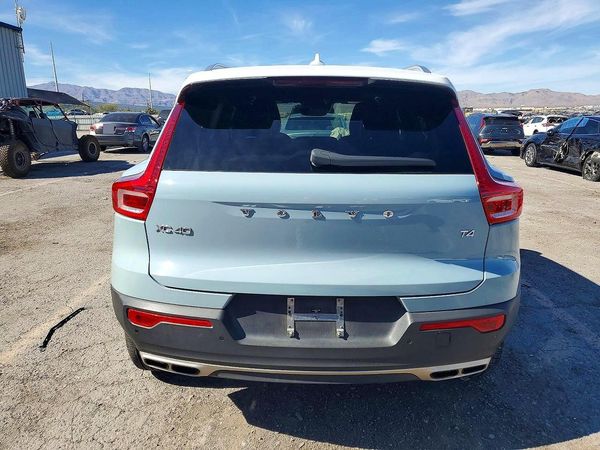 2019 VOLVO XC40 Momentum