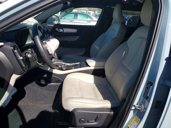 2019 VOLVO XC40 Momentum