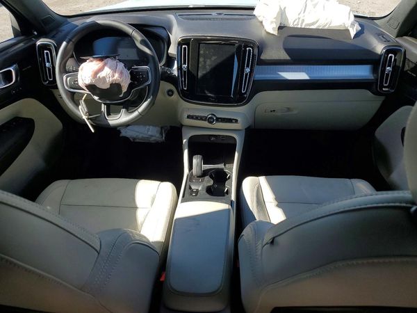 2019 VOLVO XC40 Momentum