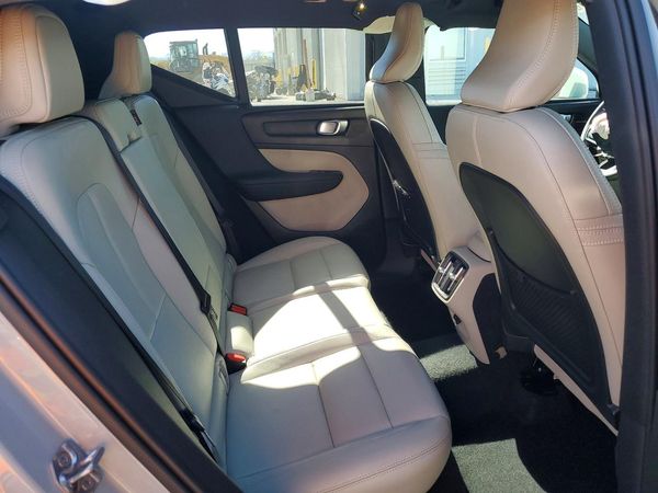 2019 VOLVO XC40 Momentum