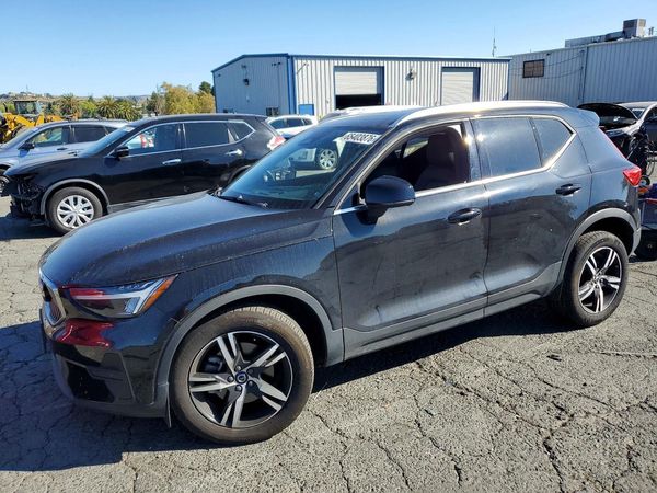 2024 VOLVO XC40 Core (Bright/Dark)