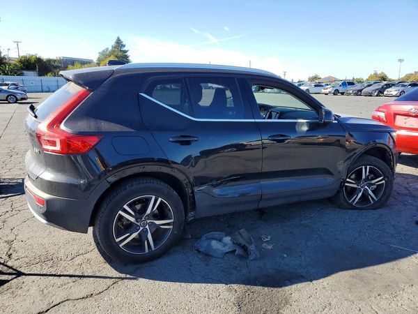 2024 VOLVO XC40 Core (Bright/Dark)