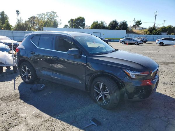 2024 VOLVO XC40 Core (Bright/Dark)