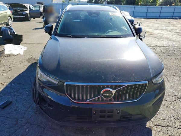 2024 VOLVO XC40 Core (Bright/Dark)