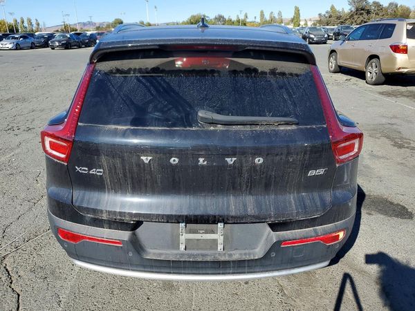 2024 VOLVO XC40 Core (Bright/Dark)