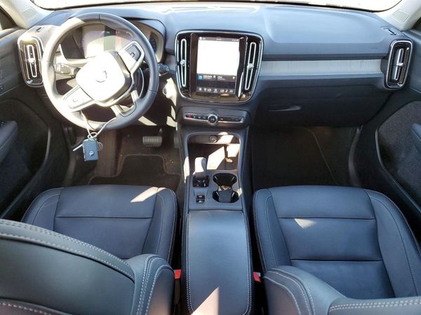 2024 VOLVO XC40 Core (Bright/Dark)