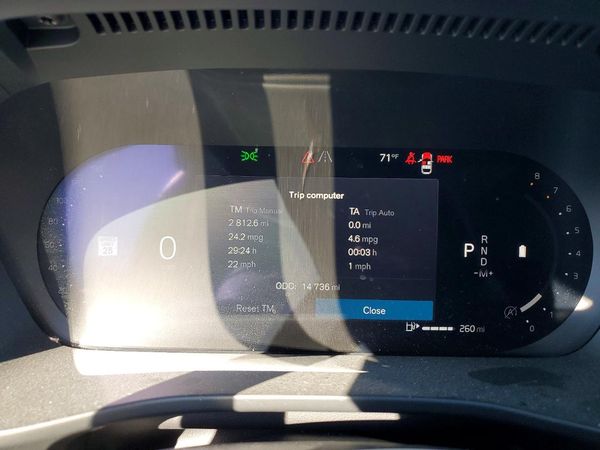 2024 VOLVO XC40 Core (Bright/Dark)