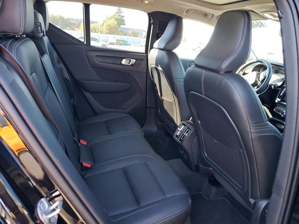 2024 VOLVO XC40 Core (Bright/Dark)