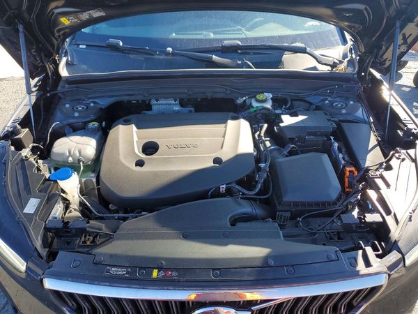2024 VOLVO XC40 Core (Bright/Dark)