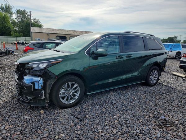 2024 TOYOTA SIENNA LE