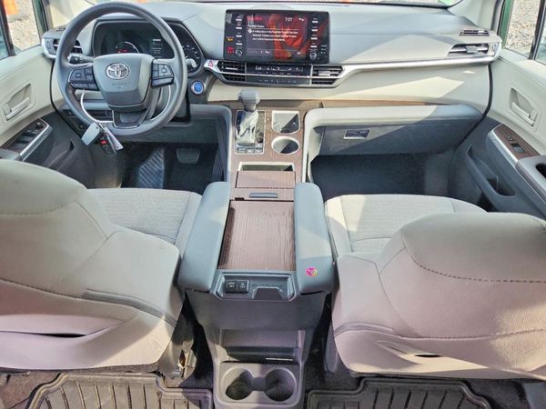 2024 TOYOTA SIENNA LE