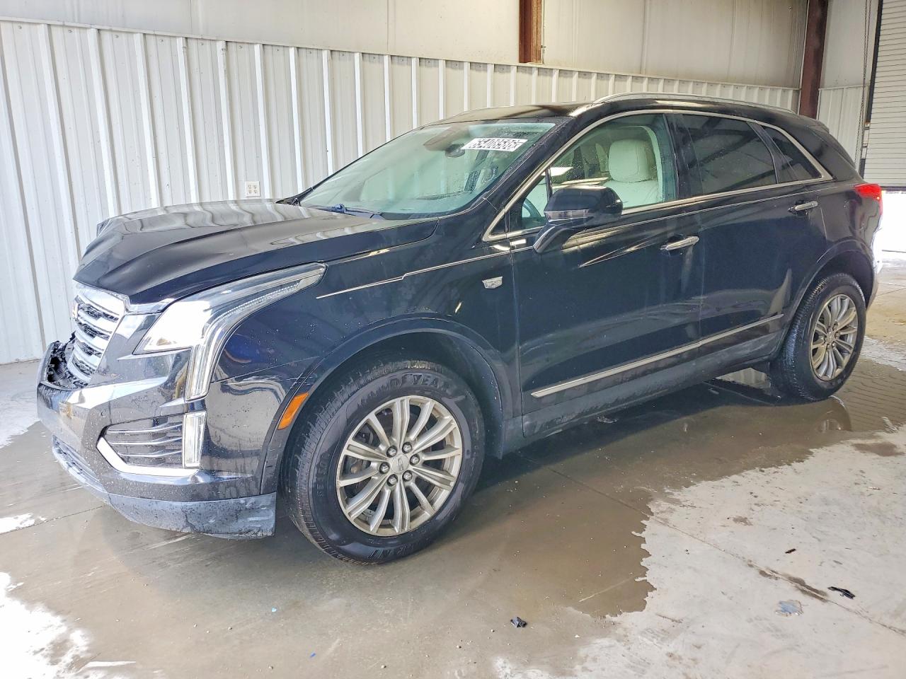 2017 CADILLAC XT5 Luxury — Front 3/4