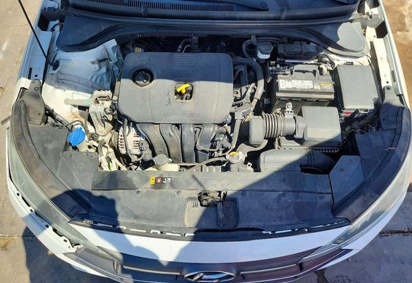 2020 HYUNDAI ELANTRA — Engine bay