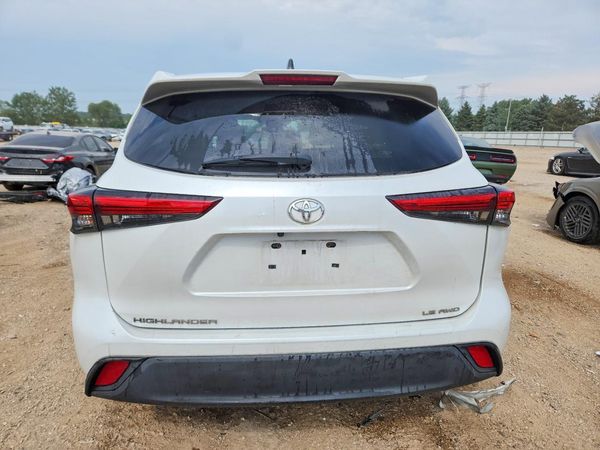 2022 TOYOTA HIGHLANDER LE