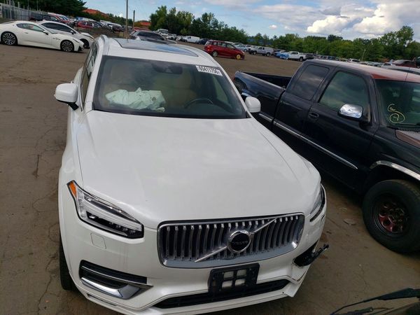 2022 VOLVO XC90