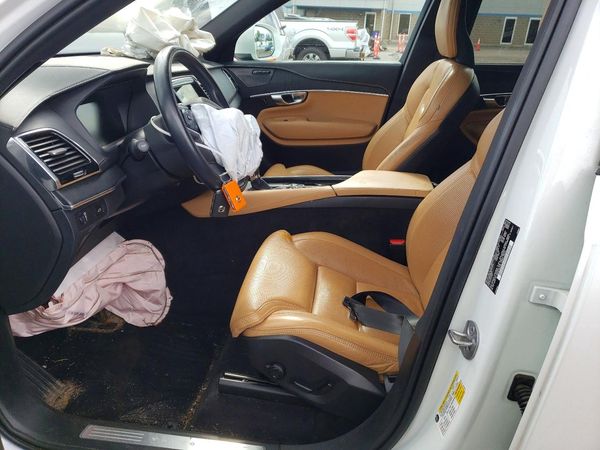 2022 VOLVO XC90
