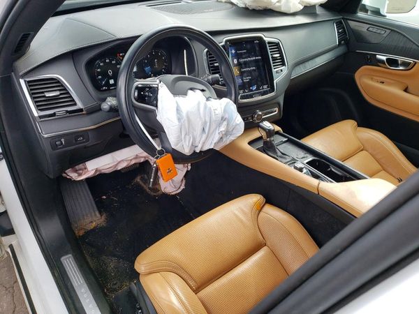 2022 VOLVO XC90