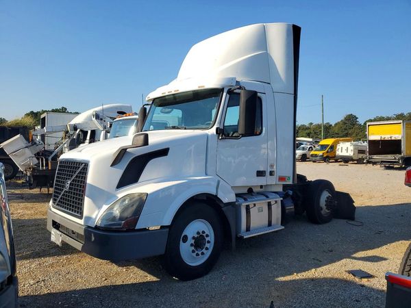 2017 VOLVO VN — DSFA — Front 3/4