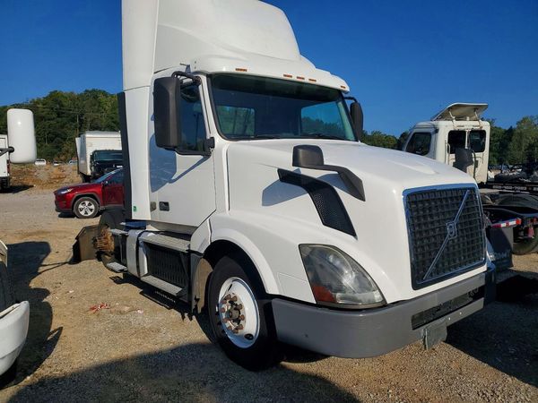 2017 VOLVO VN — Passenger 3/4