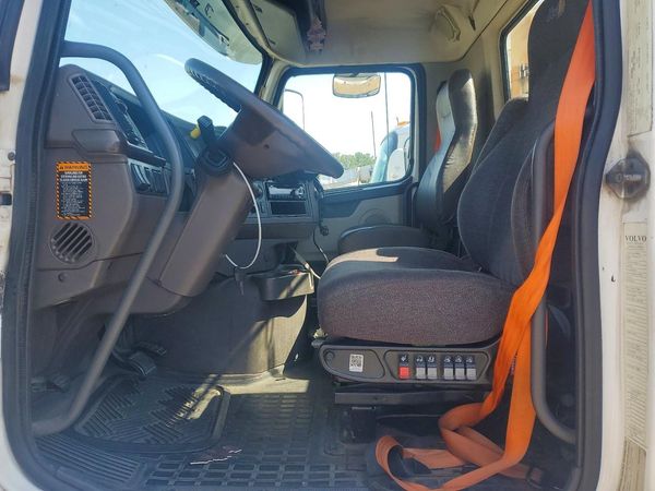 2017 VOLVO VN — DENT