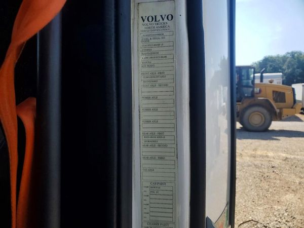 2017 VOLVO VN — VINS