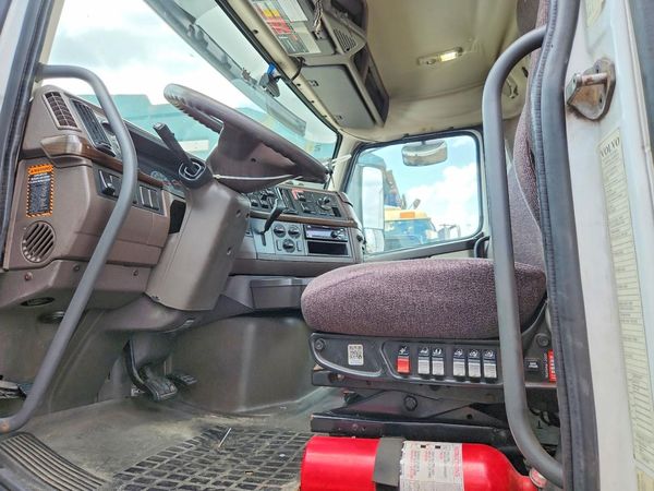 2016 VOLVO VNL