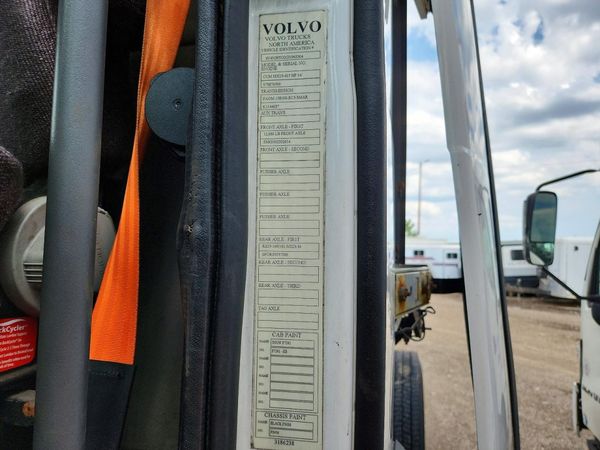 2016 VOLVO VNL