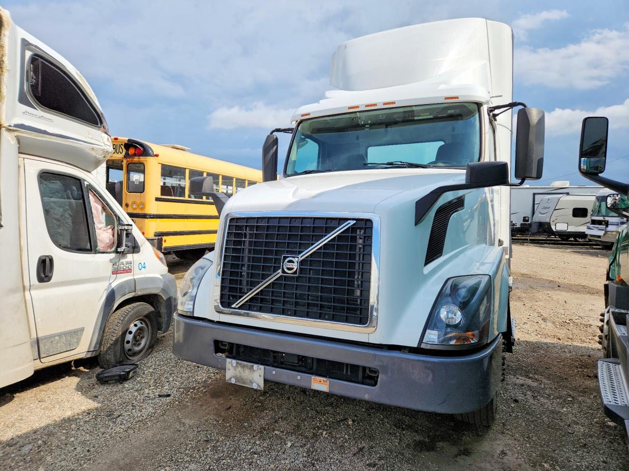 2017 VOLVO VNL