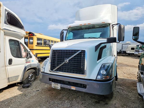 2017 VOLVO VNL
