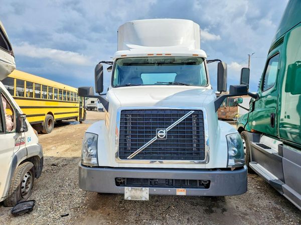 2017 VOLVO VNL