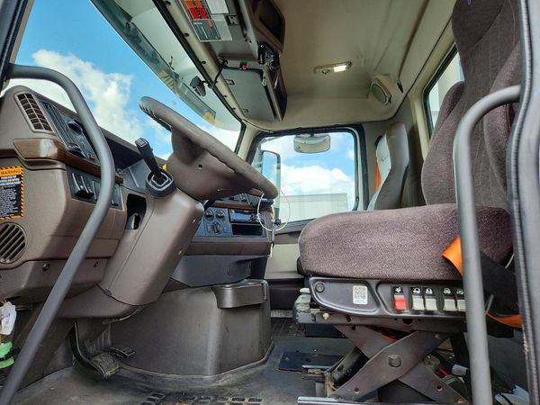 2017 VOLVO VNL
