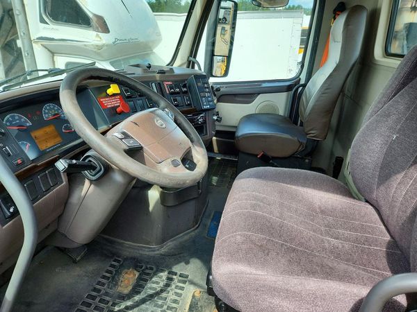 2017 VOLVO VNL