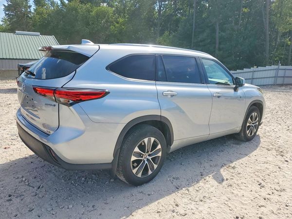 2021 TOYOTA HIGHLANDER XLE Nav