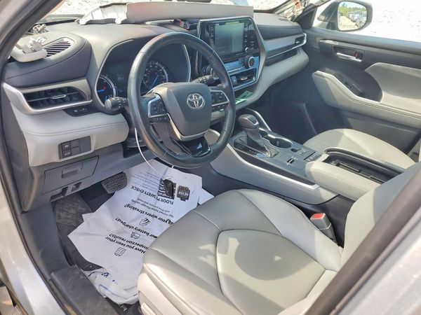 2021 TOYOTA HIGHLANDER XLE Nav