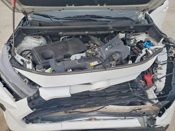2020 TOYOTA RAV4 LE — Engine bay