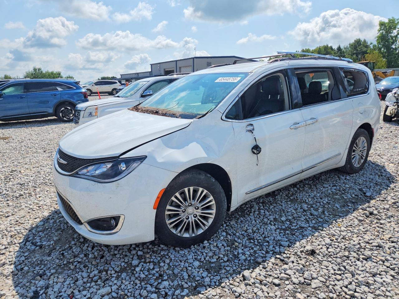 2018 CHRYSLER PACIFICA Touring L — Front 3/4