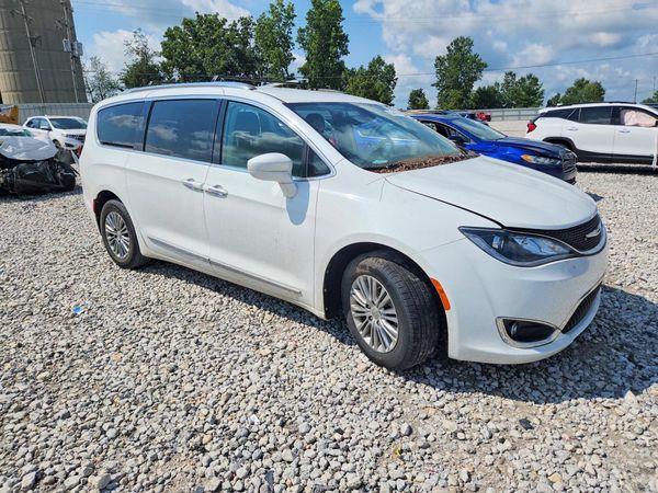 2018 CHRYSLER PACIFICA Touring L — Passenger 3/4