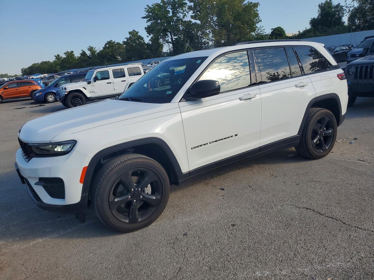 2023 JEEP GRAND CHEROKEE Laredo, Altitude