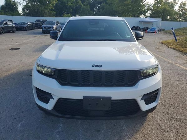 2023 JEEP GRAND CHEROKEE Laredo, Altitude