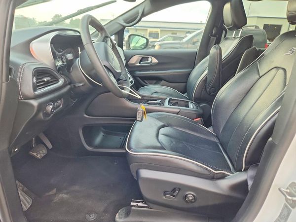 2025 CHRYSLER PACIFICA Limited — DENT