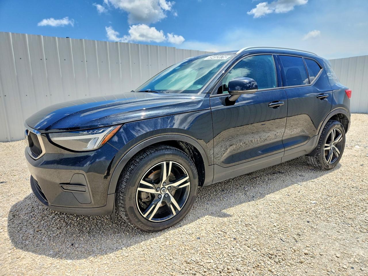 2023 VOLVO XC40