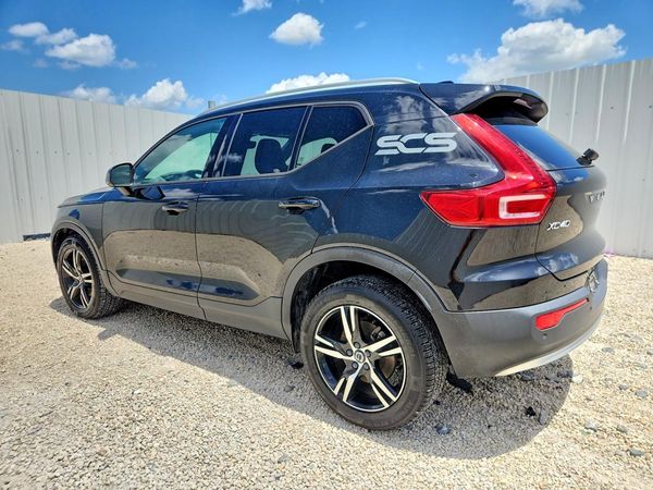 2023 VOLVO XC40