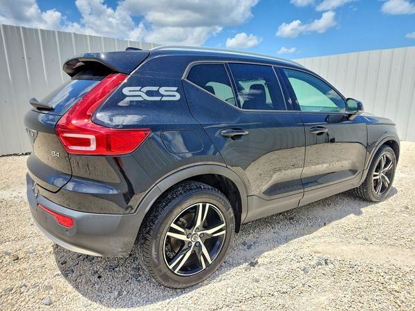 2023 VOLVO XC40