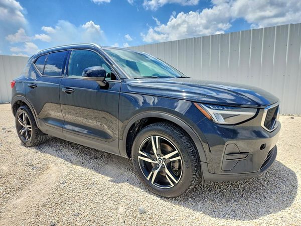 2023 VOLVO XC40