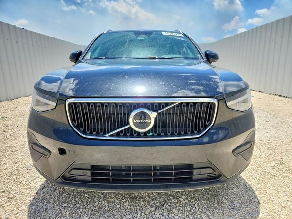 2023 VOLVO XC40