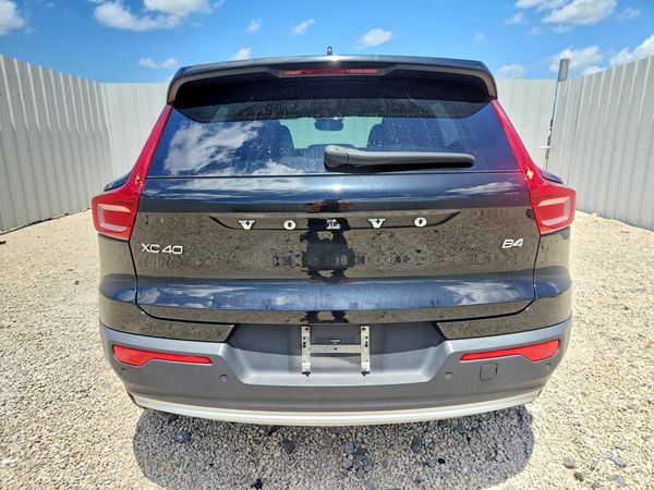 2023 VOLVO XC40