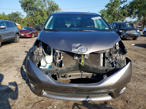 2012 TOYOTA SIENNA
