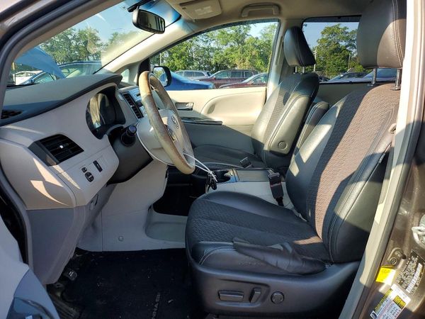 2012 TOYOTA SIENNA